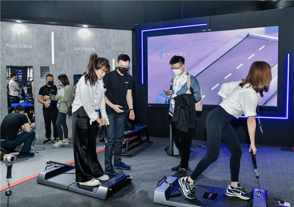 Pg电子平台：闪耀登场IWFGYMGEST源动智慧新品跑步机、力量站引爆健身热潮!(图4)