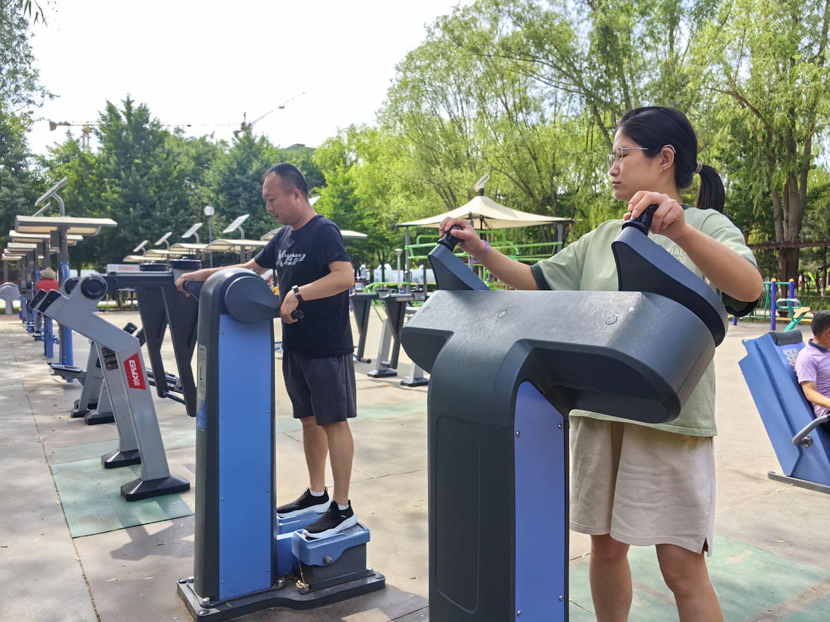 市民广场“黑科技”健身设备成“新宠”