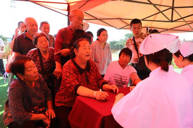 呼和浩特举行“预防疾病致残共享健康生活”义诊(图2)