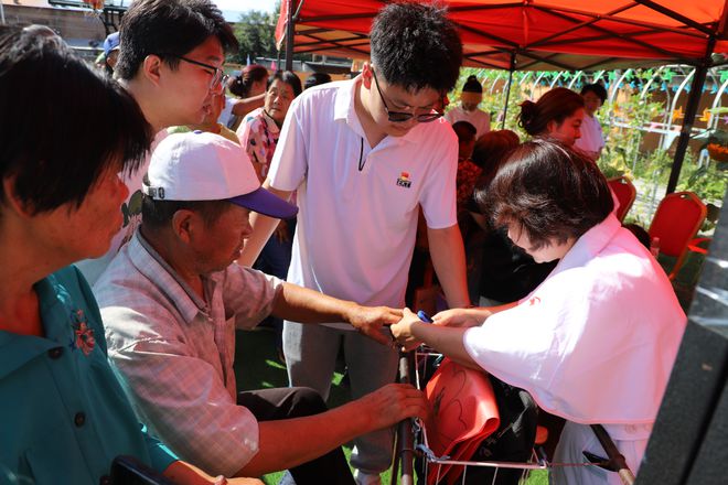呼和浩特举行“预防疾病致残共享健康生活”义诊(图4)