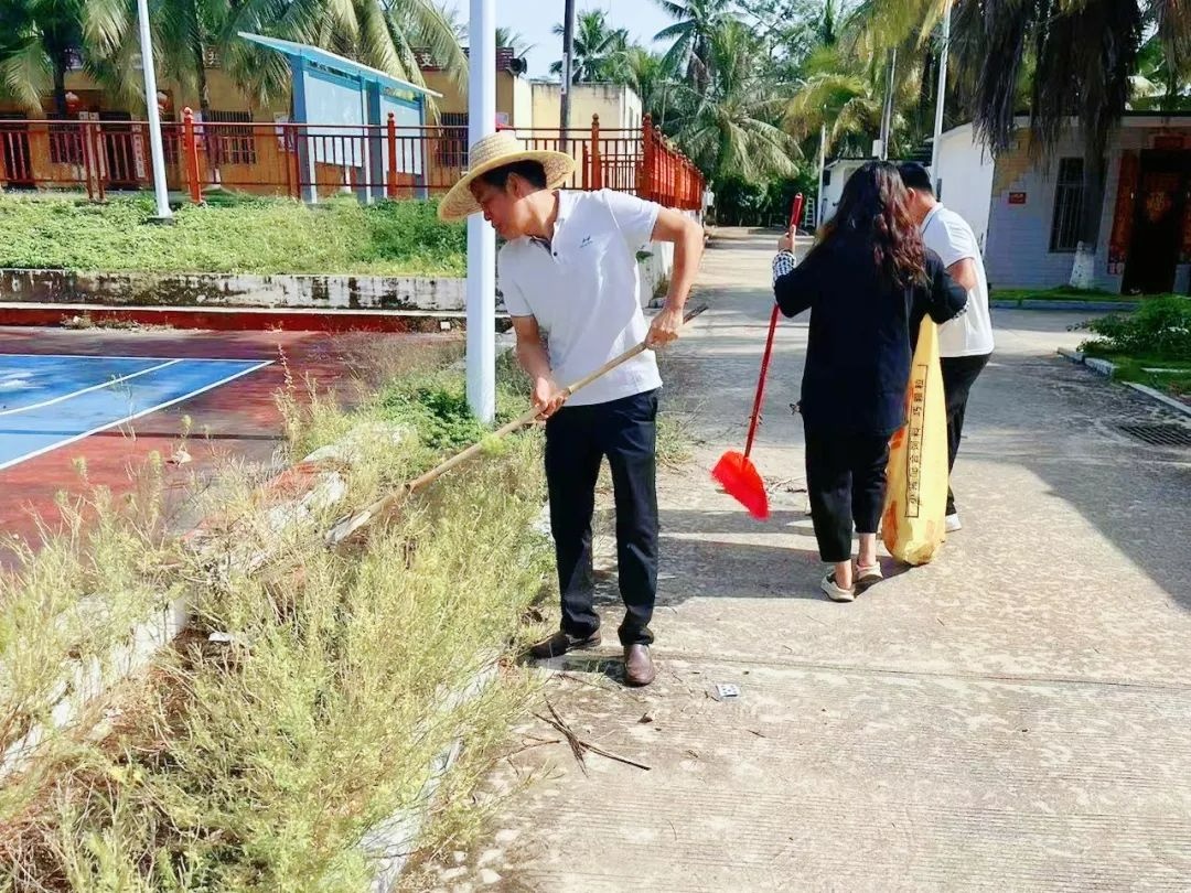 筑牢群众健康防线！三亚市海棠区常态化开展爱国卫生“周末大扫除”活动