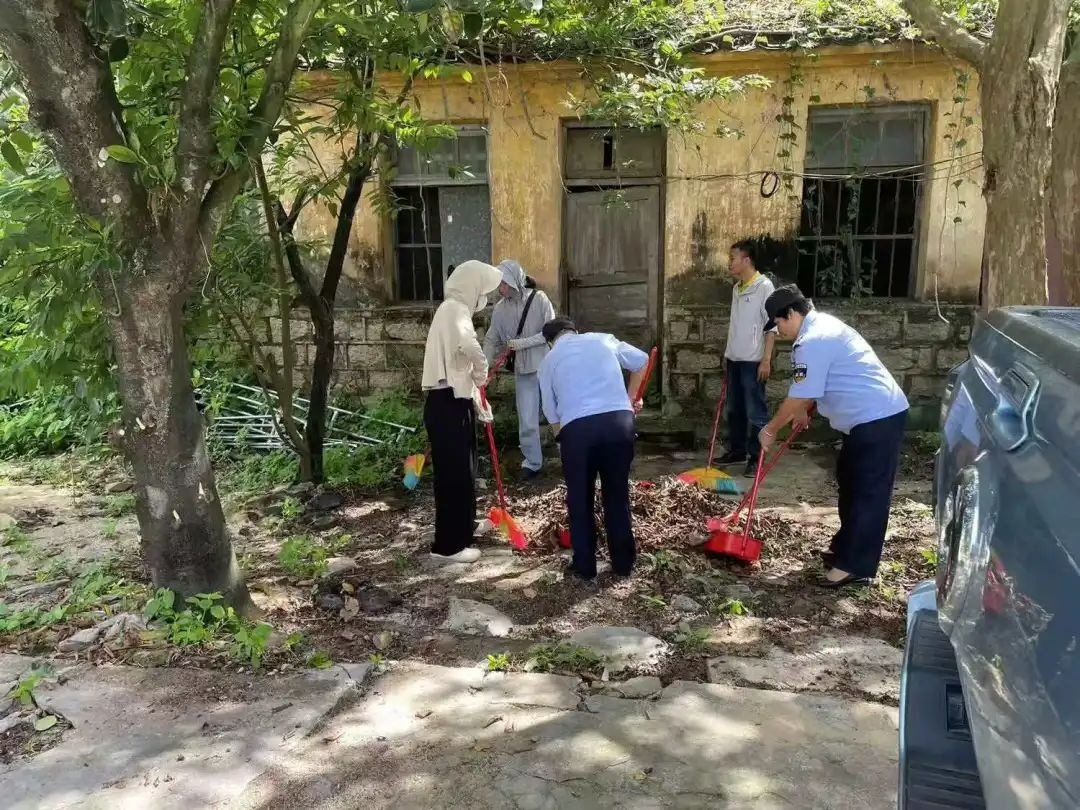 筑牢群众健康防线！三亚市海棠区常态化开展爱国卫生“周末大扫除”活动(图2)