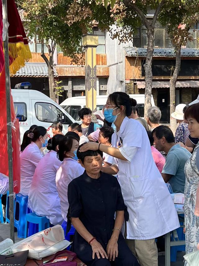 Pg电子平台：咸阳市中心医院开展全民健康生活方式宣传月义诊活动(图3)