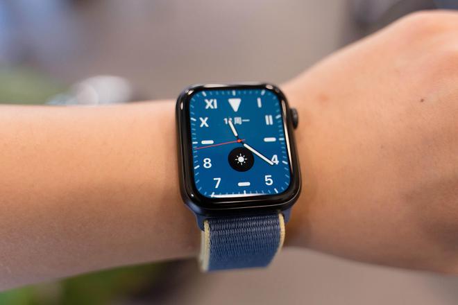 Pg电子网站：2024年“值得入手”的智能手表排行榜：智能科技与健身的完美结合(图2)