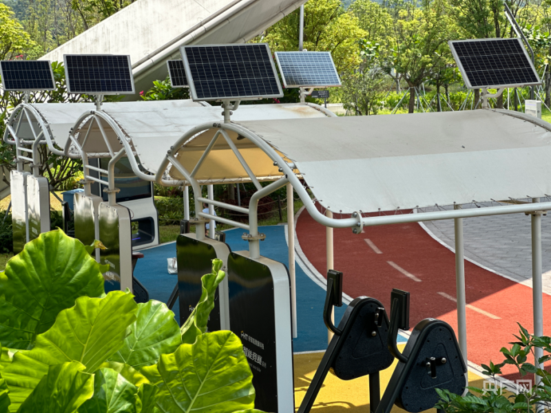 “刷脸”就能在公园里纪录自己的运动数据深圳市民：室外健身房太爽了(图2)