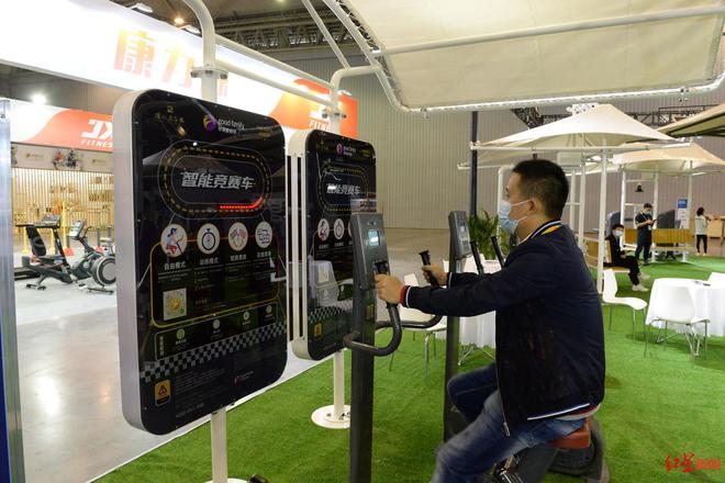 Pg电子网站：探访体服会丨室外智能健身房40亮相：量身定制健身方案还能隔空对战(图2)