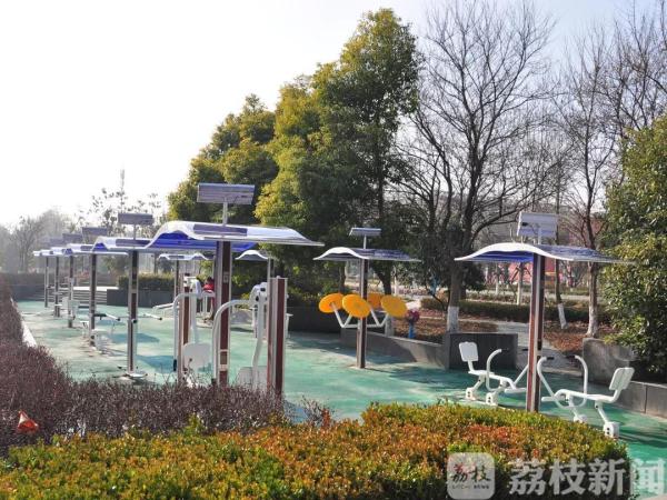 你家小区的健身器材该换啦！能“说话”、会“计数”的智能健身器材亮相泰州(图2)