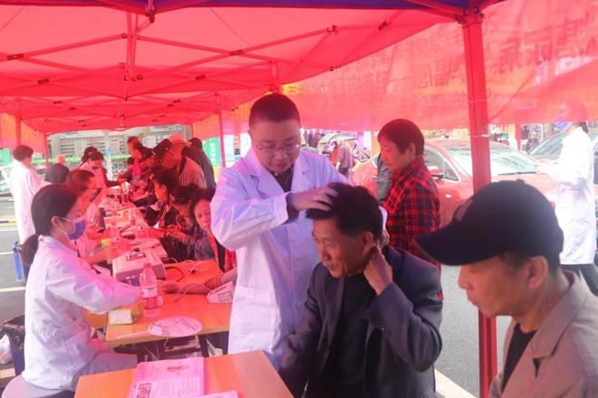 科学控糖助力健康生活！这场“联合国糖尿病日”义诊活动很暖心(图2)