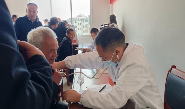 江西信丰：义诊服务送健康续航关怀退役情