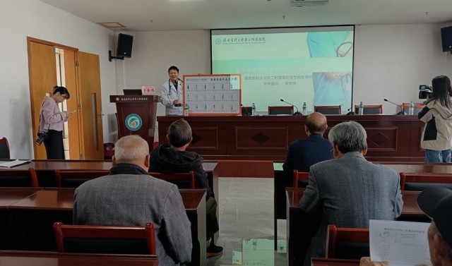 江西信丰：义诊服务送健康续航关怀退役情(图2)