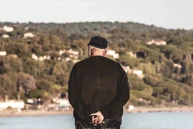 人到晚年当一个人不得不独居最好掌握三种生活方式很有用