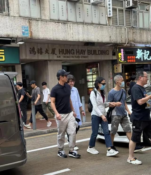 Pg电子平台：54岁郑嘉颖香港街头被偶遇身材健硕魁梧有型保养的好绝！