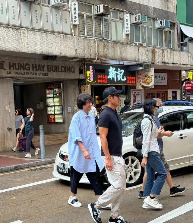 Pg电子平台：54岁郑嘉颖香港街头被偶遇身材健硕魁梧有型保养的好绝！(图2)