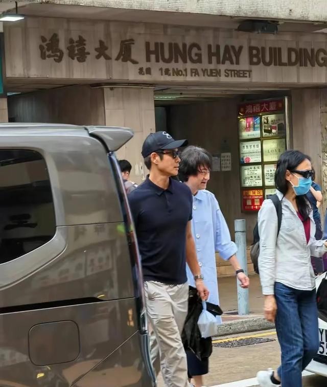 Pg电子平台：54岁郑嘉颖香港街头被偶遇身材健硕魁梧有型保养的好绝！(图4)