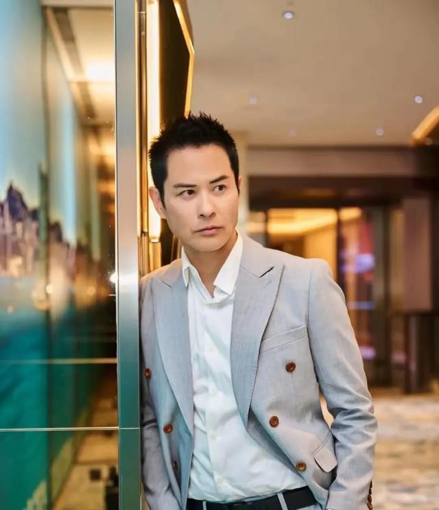 Pg电子平台：54岁郑嘉颖香港街头被偶遇身材健硕魁梧有型保养的好绝！(图5)