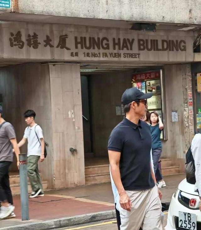 Pg电子平台：54岁郑嘉颖香港街头被偶遇身材健硕魁梧有型保养的好绝！(图6)