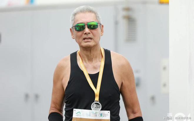 69岁周润发又参赛满头白发配速很养生曾与女星拉伸引争议