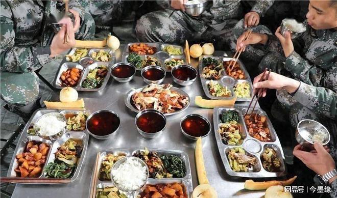 我国军队餐费一天最高39顿顿大鱼大肉!为啥隔壁一顿几十吃饲料