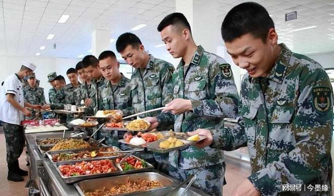 我国军队餐费一天最高39顿顿大鱼大肉!为啥隔壁一顿几十吃饲料(图3)