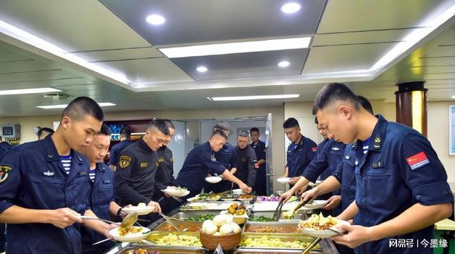 我国军队餐费一天最高39顿顿大鱼大肉!为啥隔壁一顿几十吃饲料(图5)