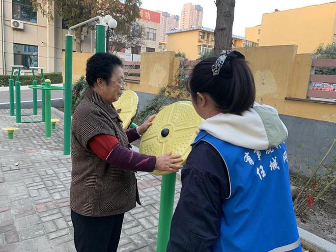 济宁任城区古槐街道关帝庙社区开展“巡查健身器材引领健康生活”活动