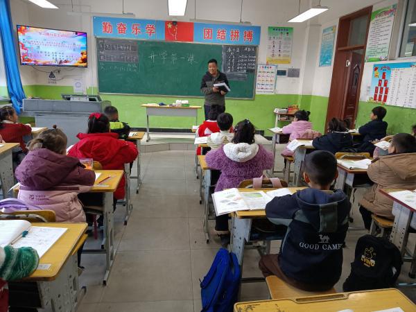 思政课堂引航远文明实践暖心房