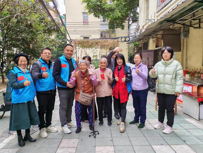 春风送暖护银龄科技传情话健康流花街元宵开展高龄老人关爱行动(图2)