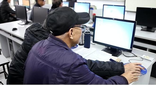 Pg电子平台：人到晚年如果一个人独居学会这4种生活方式让晚年更幸福(图2)