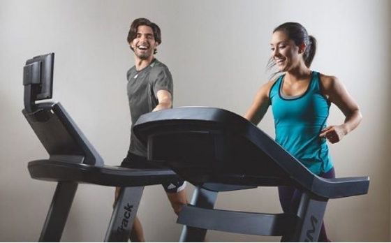 Pg电子网站：跑步机十大品牌排行榜中跑步机哪家好？(图2)