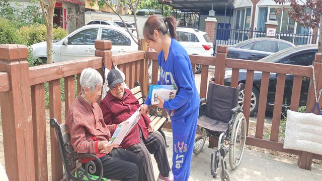 安阳市文峰区东关街道育才东社区：开展健康知识宣传活动(图2)