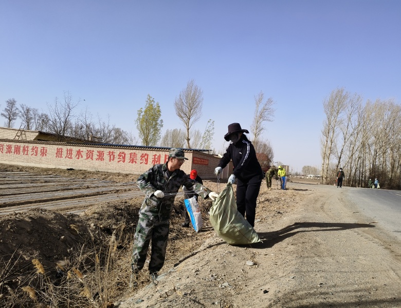 Pg电子平台：【新时代文明实践】宣化镇开展“爱卫新篇章·健康‘心’生活”环境卫生整治行动(图2)
