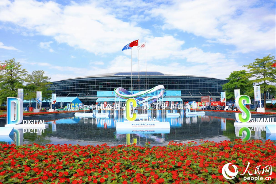 Pg电子网站：机器人“组团”来参展众多“黑科技”解锁人机共生新图景