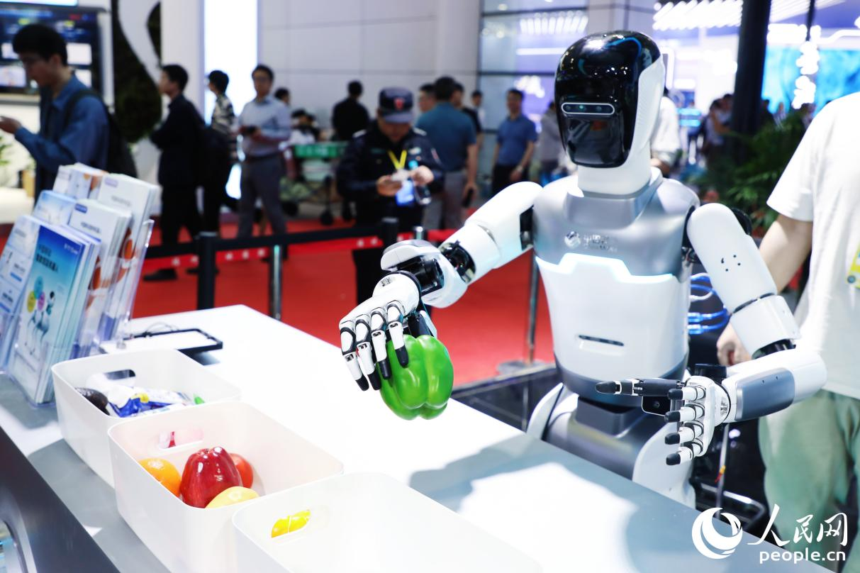 Pg电子网站：机器人“组团”来参展众多“黑科技”解锁人机共生新图景(图3)