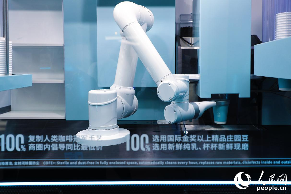 Pg电子网站：机器人“组团”来参展众多“黑科技”解锁人机共生新图景(图2)