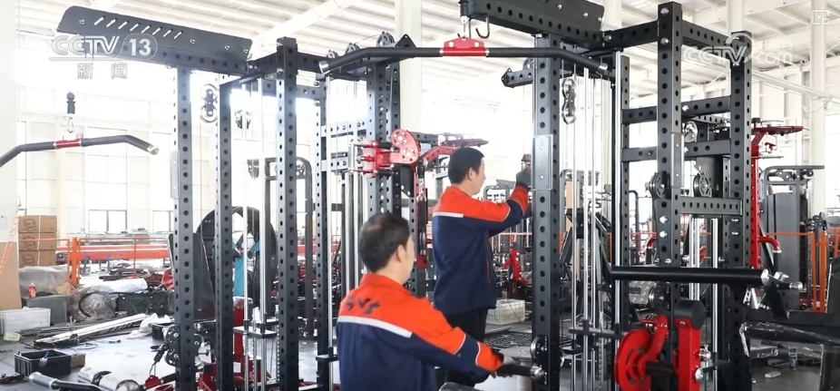 央视《朝闻天下》关注山东宁津：小县城“炼”就健身器材大产业(图4)