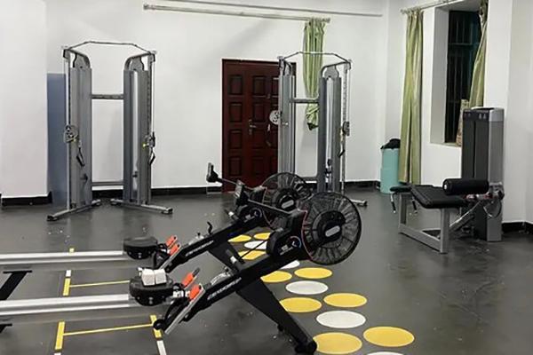 未来感十足的AI健身器材：个性化训练方案重塑健身新纪元