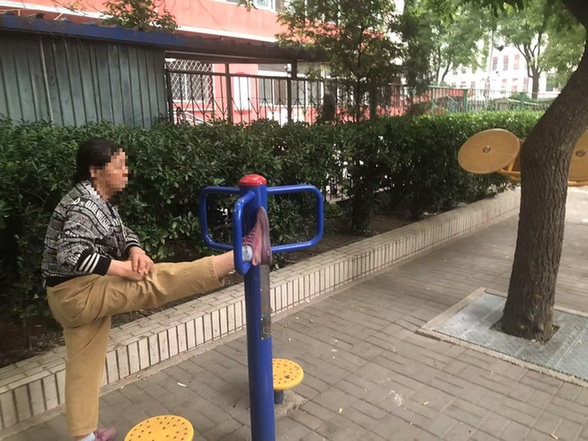 Pg电子：社区健身器怎么都成了“压腿神器”