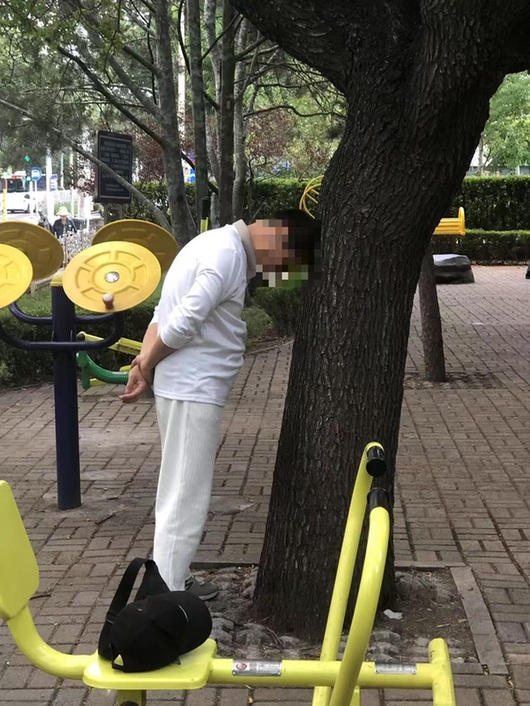 Pg电子：社区健身器怎么都成了“压腿神器”(图2)