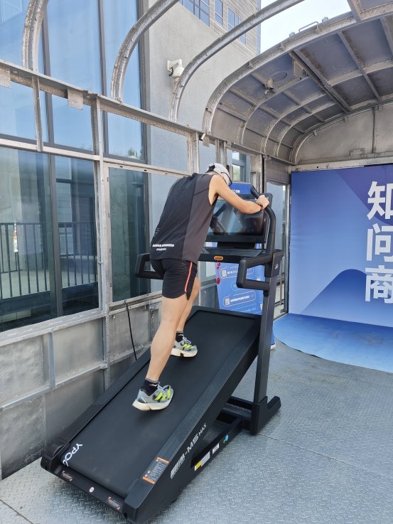 易跑马拉松跑步机亮相知乎新知青年大会与现代新知人“逃离五险一惊”(图4)