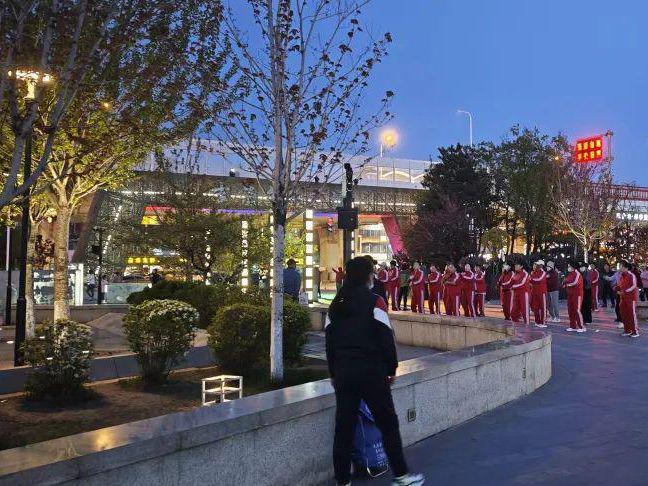 Pg电子平台：城市健身运动：夜色下的文体魅力(图2)