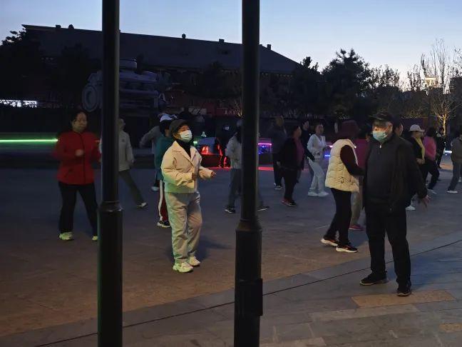 Pg电子平台：城市健身运动：夜色下的文体魅力(图4)
