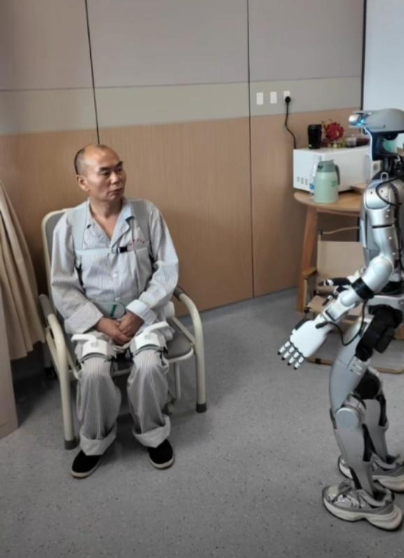 Pg电子：浙江一医院引入外骨骼机器人助力患者康复训练(图2)