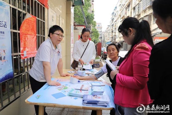 Pg电子平台：娄底市开展“减油减盐”进社区宣传活动助力健康生活方式普及(图4)
