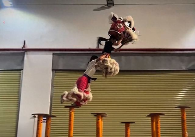 女生举起舍友舞狮轻松飞跃18米为拿学分舞狮意外拿十几个奖